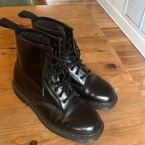 Dr. Martens Black 1460 Mono Smooth Boots Unisex
Size Men’s 10 Women’s 11